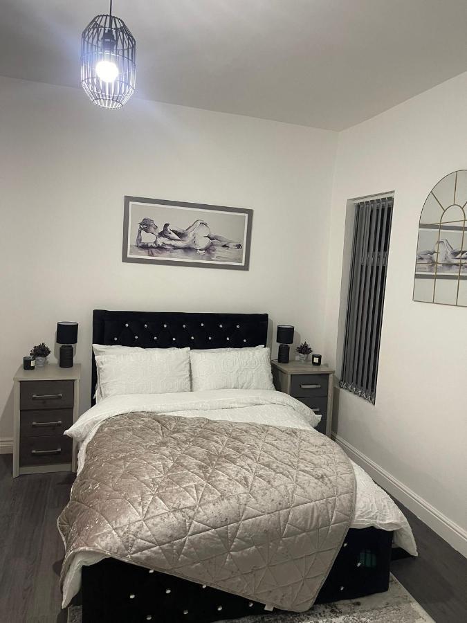 Short Stopzzz & Indoor Hot Tub Manchester Exterior foto