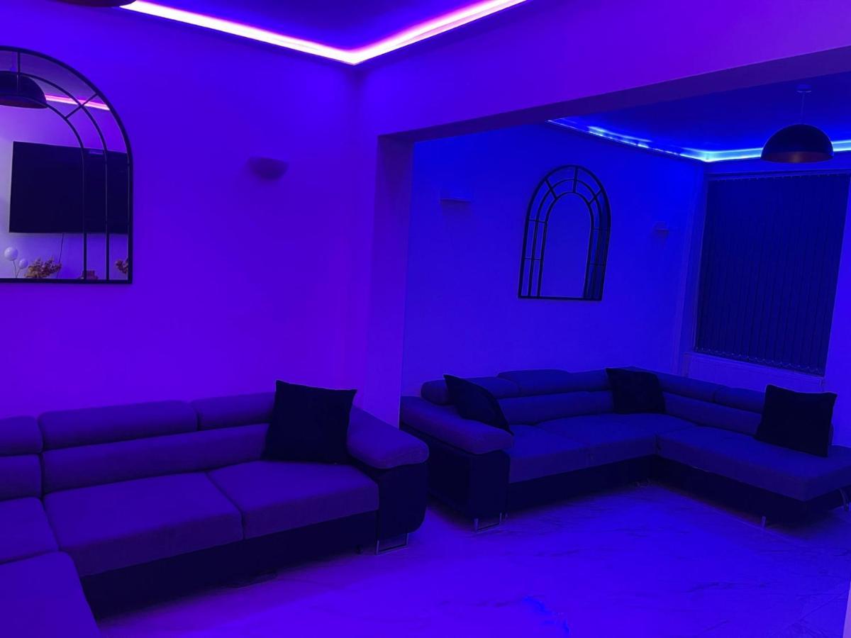 Short Stopzzz & Indoor Hot Tub Manchester Exterior foto