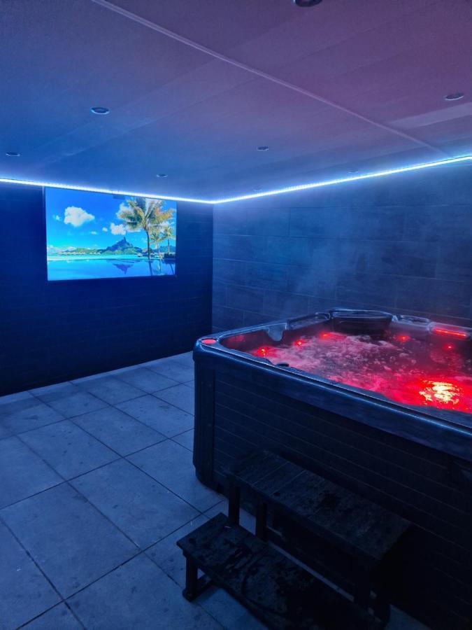 Short Stopzzz & Indoor Hot Tub Manchester Exterior foto